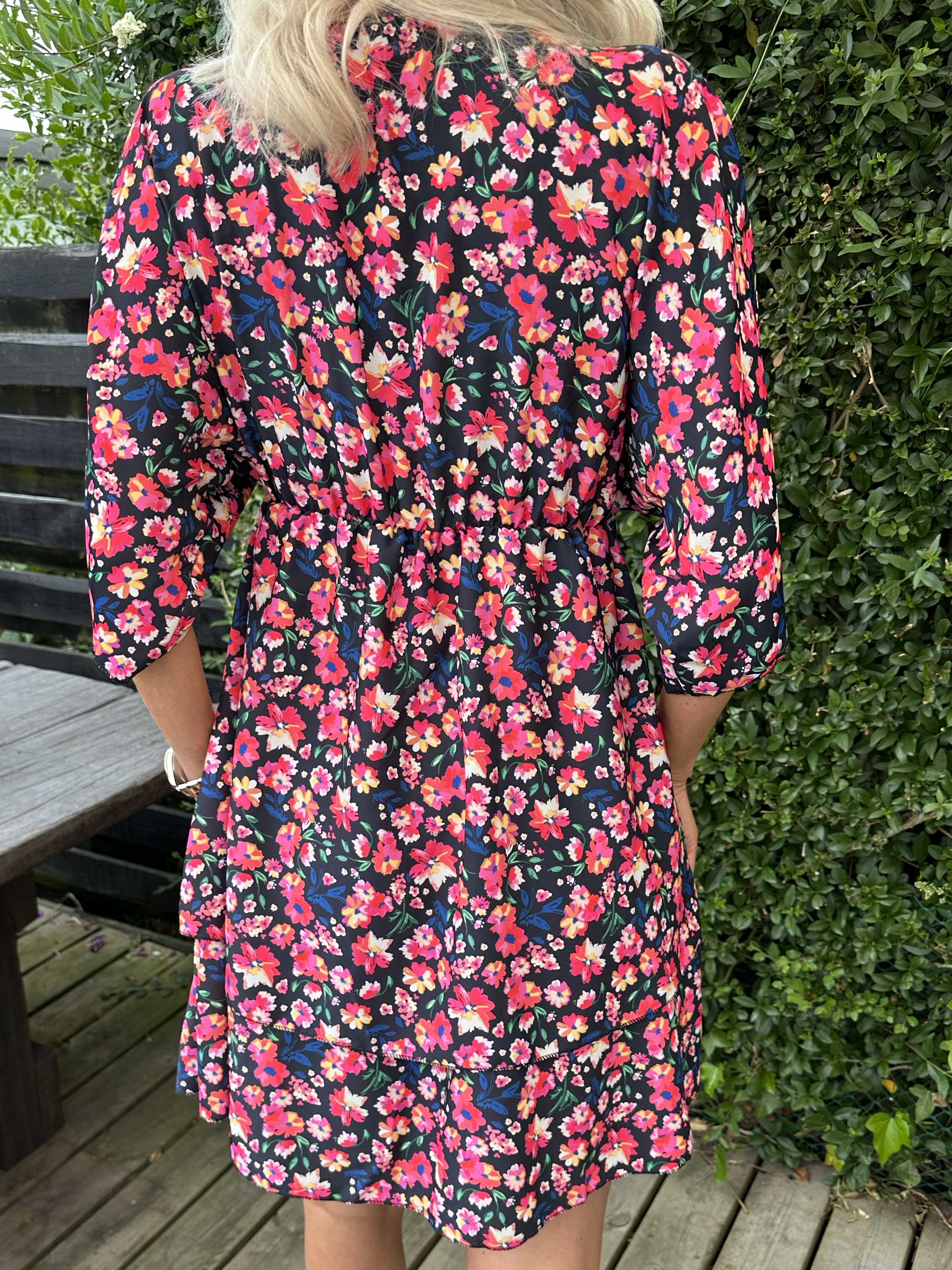 Giada - Kort kjole med blomsterprint